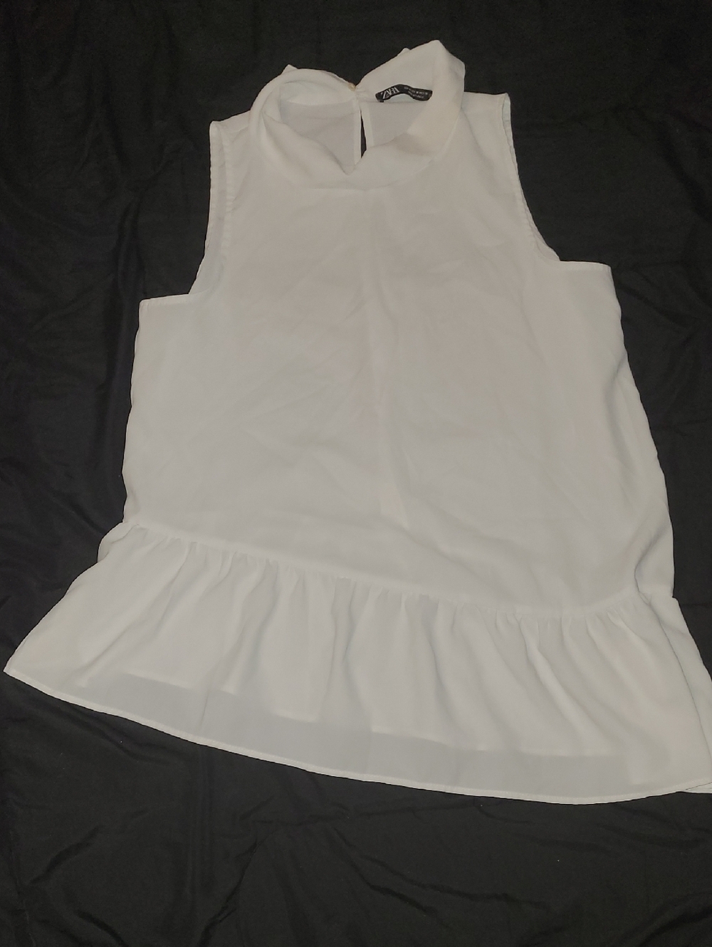 Zara White Sleeveless Ruffle-Hem Blouse. Ruffled Botton.keyhole Back.